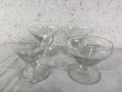 deux verres à vin posés l'un à côté de l'autre sur une table