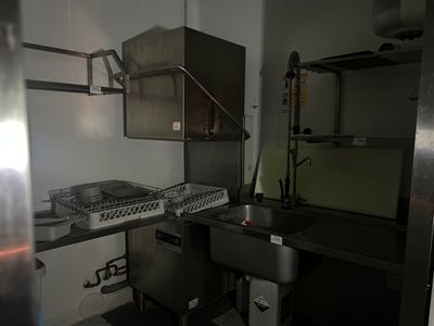 une image d'une cuisine avec un évier et une cuisinière