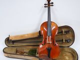 un violon posé sur le sol dans un étui