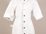 une photo d'une robe-chemise blanche sur un mannequin