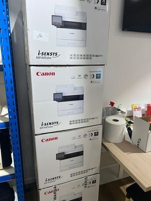 des boîtes empilées les unes sur les autres sur un bureau, dans une pièce
