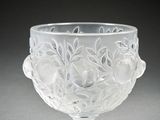 bol en cristal avec un motif floral sur le socle, sur fond gris