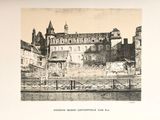 une photo en noir et blanc d'un château avec une tour horloge