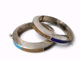paire de boucles d'oreilles pendantes en argent et émail bleu sur fond blanc