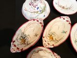 six assiettes ornées de fleurs posées sur une table
