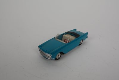une voiture jouet posée sur une surface blanche