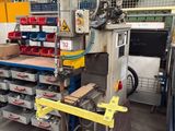 l'image d'une machine située à l'intérieur d'un bâtiment