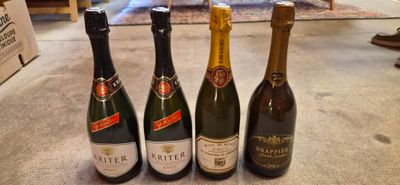trois bouteilles de vin sont alignées sur une table
