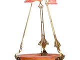 une image représentant un lustre auquel sont suspendues trois lampes