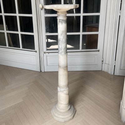 un oiseau perché au sommet d'un piédestal