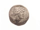 une image représentant une pièce d'argent sur laquelle figure une femme