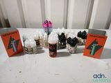 de nombreuses saveurs différentes de e-liquides sur la table