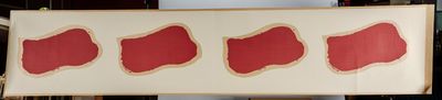 quatre touches de peinture rouge sur un tableau blanc