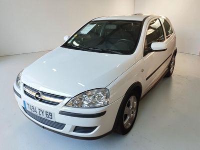 une voiture blanche garée dans une pièce blanche