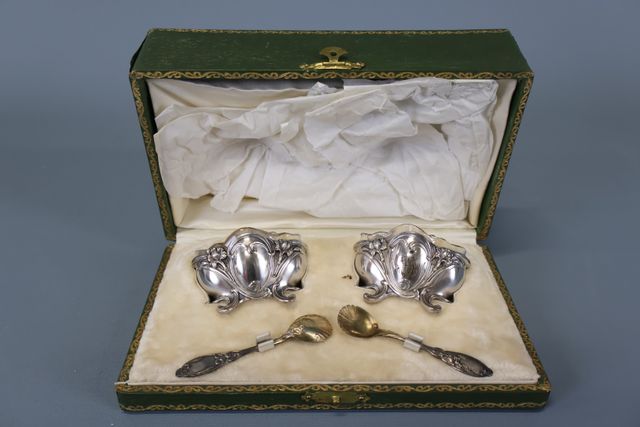 Coffret salière-poivrière en métal argenté. Joint deux petites cu...