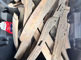de nombreux morceaux de bois dans un bac en plastique
