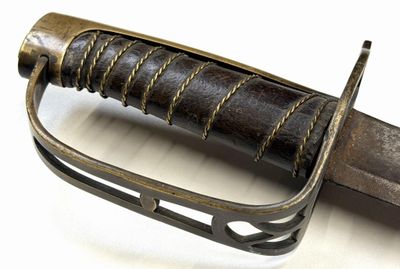 un gros plan d'un couteau muni d'un manche