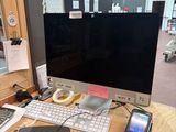 un bureau sur lequel se trouvent un clavier, une souris et un écran