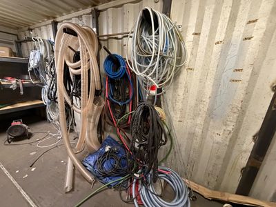 un enchevêtrement de fils qui pendent sur le côté d'un immeuble