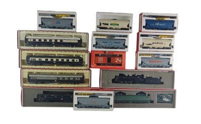 beaucoup de modèles réduits de trains différents dans les boîtes