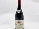 une bouteille de vin posée sur une table
