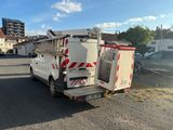 un camion blanc avec une bande rouge et blanche à l'arrière