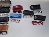 Plusieurs paires de lunettes sont disposées sur une surface blanche