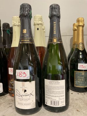 plusieurs bouteilles de vin sont alignées sur un comptoir