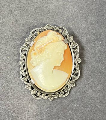 Camée coquille à la monture en argent