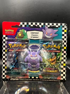 une figurine de Pokémon dans un étui en plastique
