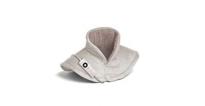 un chapeau blanc orné d'un bouton, posé sur une surface blanche