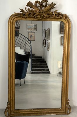 un grand miroir accroché au mur de la pièce