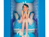 une photo d'une femme assise dans une boîte