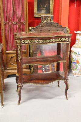 CONSOLE de forme mouvementée à trois plateaux en placage de …