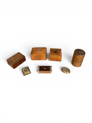 Plusieurs petits objets en bois sont disposés sur une surface blanche