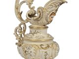 un vase blanc et doré orné d'un oiseau
