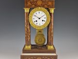 une horloge posée sur une table