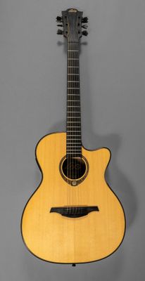 une guitare acoustique accrochée à un mur sur fond gris