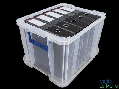 un gros plan d'une boîte en plastique contenant de nombreux dossiers