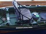 un kayak vert posé sur un support dans une pièce