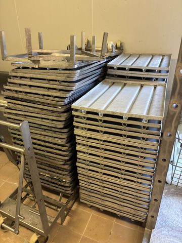 Lot de plateaux de pose de moules inox (environ 150) ou aluminium...