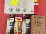 tout un tas d'ampoules posées sur la table