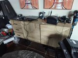 une photo d'un salon avec une télévision et un bureau
