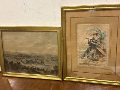 deux photos encadrées représentant une femme assise sur un banc devant un mur