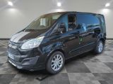 la camionnette noire est garée sur un sol en damier dans le garage
