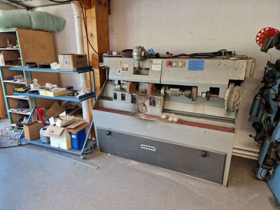 a machine that is sitting in a garage