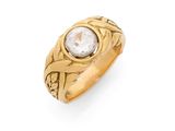 une bague en or avec un diamant blanc au centre