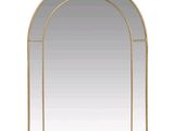 un miroir en forme d'arche dorée sur fond blanc