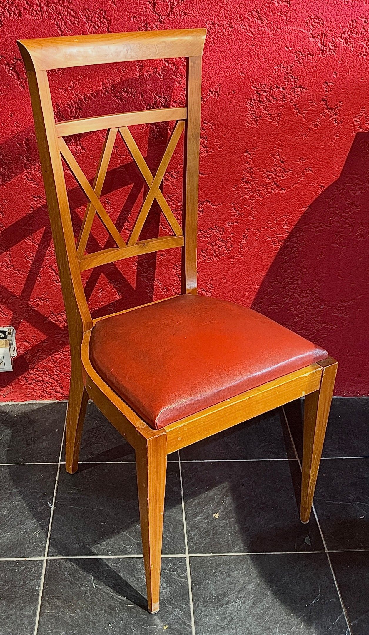 Suite de 6 chaises en bois fruitier, dossier à décor de croi…