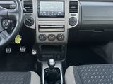 le tableau de bord d'une voiture, avec son volant et ses commandes